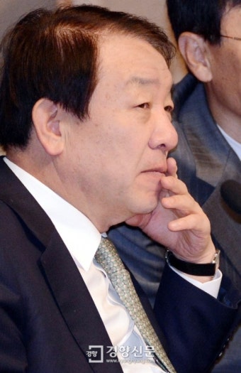 [경향포토]질문듣는 권재진법무부장관