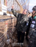 [경향포토]전방 철책 살펴보는 문재인 후보