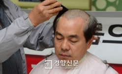 [경향포토]삭발 투쟁하는 김현석 KBS 새노조 위원장