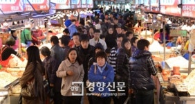 [경향포토]붐비는 소래포구 젓갈 시장
