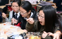 [경향포토]도시락 먹는 중학생들