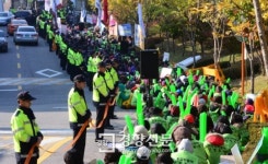 [경향포토]시 교육청 앞 늘어선 학교 비정규직 노동자들