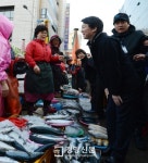 [경향포토]부산 자갈치 시장 방문한 안철수 대선 후보