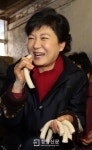 [경향포토]가래떡 맛보는 박근혜 후보