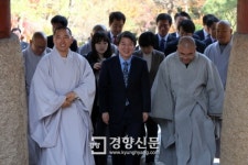 [경향포토]안철수 후보 범어사 방문