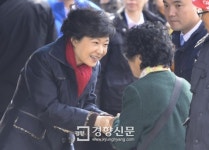 [경향포토]금마시장 방문한 박근혜 후보