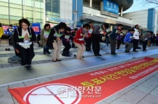 [경향포토]투표시간연장 108배하는 광주 시민단체