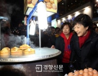 [경향포토]계란빵 사는 박근혜 후보