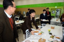 [경향포토]정부세종청사 구내식당 배식받은 박근혜