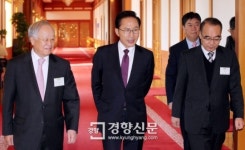 [경향포토]국가경쟁력강화위원회 회의 참석하는 이 대통령