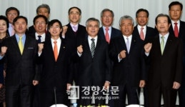 [경향포토]부산상공인들과 파이팅 외치는 문재인 후보
