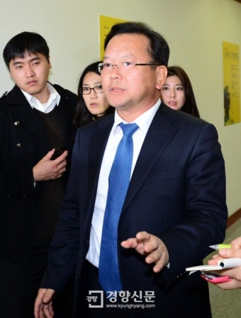 [경향포토]민주당사 들어서는 김부겸 선대위원장