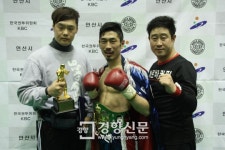 한국복싱 희망 김민욱 챔프, 2차방어도 2R KO승