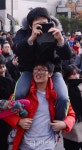 [경향포토]무등타고 사진찍는 청년들