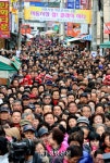 [경향포토]발 디딜 틈 없는 부산 서동시장