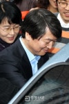 [경향포토]차량에 오르는 안철수
