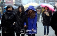 [경향포토]눈 내리는 명동길