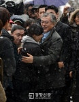 [경향포토]허그로 인사하는 문재인 후보