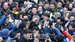[경향포토]군포 산본역 찾은 文 · 安