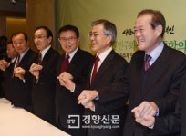 [경향포토]민주계 인사들과 함께한 문재인 후보