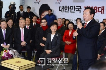[경향포토]인사말하는 이인제 선대위원장