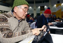 [경향포토]스마트 기기로 검색하는 시니어