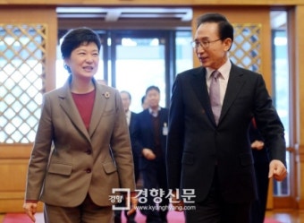 [경향포토]이 대통령과 박 당선자 선거후 첫만남