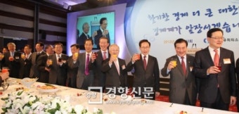 [경향포토]건배하는 이 대통령과 재계 인사들