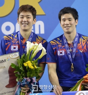 [경향포토]시상대에서 활짝 웃고 있는 환상의 이용대 고성현조,