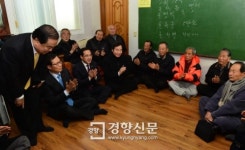 [경향포토]민주당 회초리민생투어,함평 경로당 방문