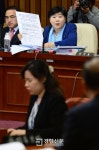 [경향포토]이동흡 헌재소장 국회 인사청문회 의문 제기하는 서영교 의원