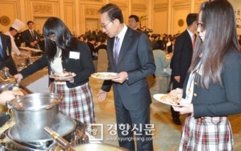 [경향포토]이명박 대통령 학교폭력 예방 격려