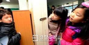 [경향포토]교실이 궁금한 신입생들