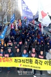 [경향포토]울산 철탑 향해 행진하는 민노총과 희망버스 참가자들