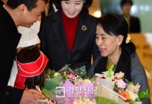 [경향포토]버마 어린이들로부터 꽃다발 받는 아웅산 수치 여사