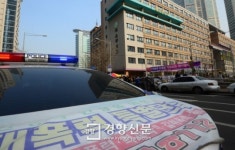 [경향포토]졸업식 순찰 위해 대기하는 경찰차
