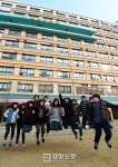 [경향포토]˝졸업이다˝ 힘껏 도약하는 졸업생들