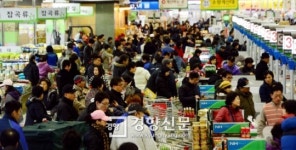 [경향포토]설 앞두고 북적이는 하나로 마트