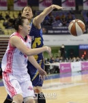 [경향포토]패스하는 김지현, 주영아 속았지?