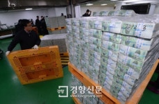 [경향포토]돈다발 옮기는 한은직원들