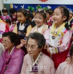 [경향포토]안마하는 고사리 손