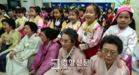 [경향포토]할머니, 시원하세요?