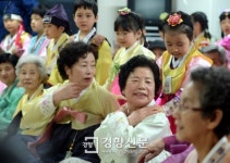 [경향포토]어른신 안마해 드리는 어린이들