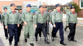 [경향포토]민주통합당 국회의원 공군 제17 전투비행단  방문