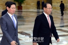 [경향포토]귀빈식당으로 걸어가는 황우여 대표