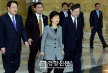 [경향포토]귀빈식당으로 걸어가는 박근혜 당선인
