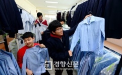 [경향포토]교복 물려입기에 앞장선 학생들