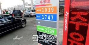 [경향포토]고유가 시대 셀프 주유소에 몰리는 운전자들