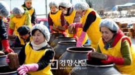 [경향포토]사랑의 된장 담그는 서초구 직원봉사회
