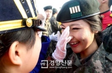 [경향포토]눈물 글썽이는 육사 79기 졸업생도